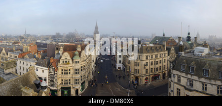 La vue panoramique depuis le haut de la tour Carfax en centre-ville d'Oxford Banque D'Images