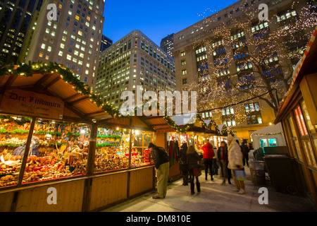 Shoppers à Chicago christkindlmarket allemand winter festival open air de l'extérieur du marché allemand boucle saison alimentation boissons Banque D'Images