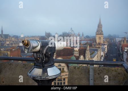 Télescope de visualisation sur le dessus de la tour Carfax en centre-ville d'Oxford Banque D'Images