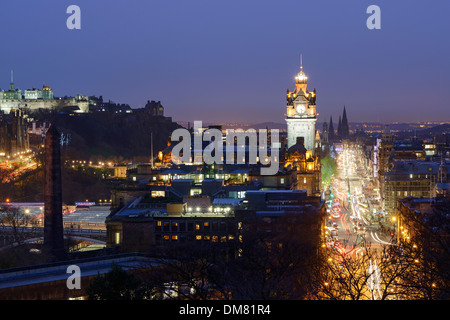 Le centre-ville d'Édimbourg et de Princes Street la nuit vu de Calton Hill Banque D'Images