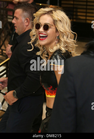 Rita Ora signe des exemplaires de son premier album 'Ora' chez HMV Whiteleys, Londres, Angleterre - 28.08.12 Banque D'Images