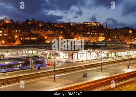La gare dans la ville de Stirling avec le château et la ville en arrière-plan Banque D'Images