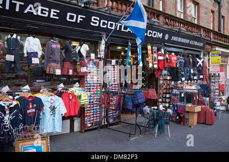 Une boutique touristique dans le centre-ville d'Édimbourg et souvenirs écossais tartan vente Banque D'Images