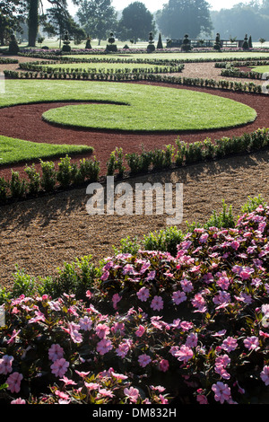 Jardin à la française créé À PARTIR DE DESSINS ET MODÈLES INDUSTRIELS PAR LE JARDINIER ANDRÉ LE NÔTRE POUR LE ROI LOUIS XIV, le château de Maintenon, Banque D'Images