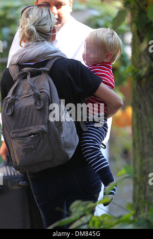 Le fils de James Corden Max James Corden, arrive avec sa famille et beaucoup de bagages, après avoir passé trois mois en Amérique Banque D'Images