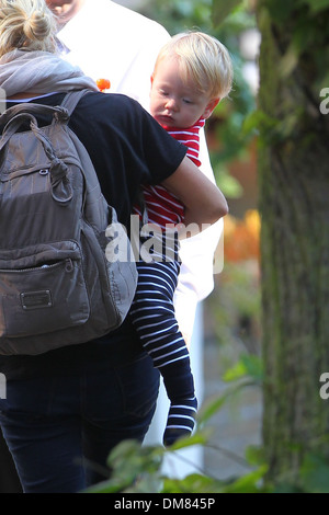 Le fils de James Corden Max James Corden, arrive avec sa famille et beaucoup de bagages, après avoir passé trois mois en Amérique Banque D'Images