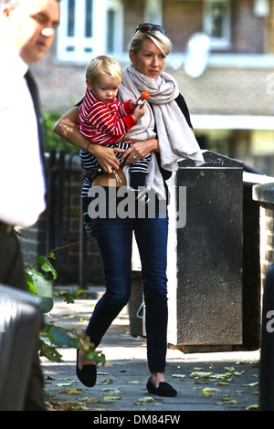 Julia Carey et Max Corden arrivent à la maison avec sa famille et beaucoup de bagages, après avoir passé trois mois en Amérique Londres Banque D'Images