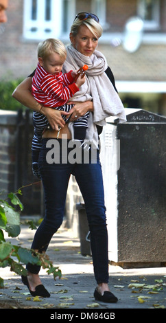 Julia Carey et Max Corden arrivent à la maison avec sa famille et beaucoup de bagages, après avoir passé trois mois en Amérique Londres Banque D'Images