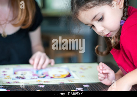 Adulte et enfant jouant puzzle Banque D'Images