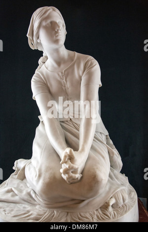 STATUE EN MARBRE BLANC DE JEANNE D'ARC (1412-1431) en écoutant les voix dans sa tête, GALERIE DE TABLEAUX, LE MUSÉE CONDE CRÉÉ PAR LE DUC D'AUMALE AU 19ème siècle LORS DE LA RECONSTRUCTION ET DE LA CONVERSION DU CHÂTEAU DE CHANTILLY, OISE (60), FR Banque D'Images