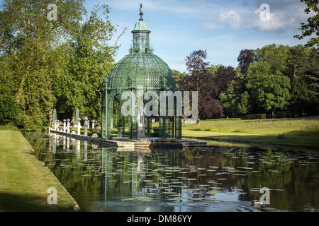 Île de l'amour tenant la statue d'EROS, jardin anglais conçu en 1819 lors de la restauration, de l'IMMOBILIER FRANÇAIS LE CHÂTEAU DE CHANTILLY, OISE (60), FRANCE Banque D'Images