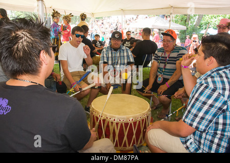 Les jeunes Mohawk de Kahnawake au Québec, à jouer de la batterie lors de pow wow Banque D'Images