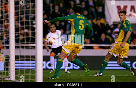 Valence, Espagne. Dec 12, 2013. Avant de Paco Alcacer do Valencia CF (L) marque le but durant le match de Ligue Europa entre Valence et Kuban Krasnodar au stade Mestalla, Valence : Action Crédit Plus Sport/Alamy Live News Banque D'Images