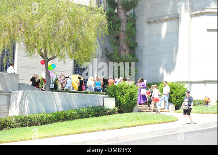 Fans visiter la tombe de Michael Jackson au cimetière de Forest Lawn sur ce qui aurait été son 53e anniversaire, ils ont laissé des dessins de fleurs Banque D'Images