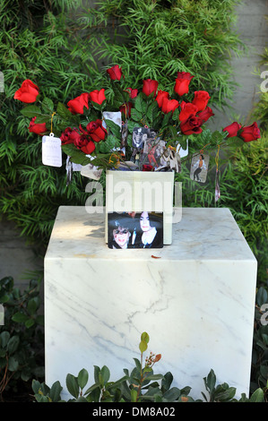 Fans visiter la tombe de Michael Jackson au cimetière de Forest Lawn sur ce qui aurait été son 53e anniversaire, ils ont laissé des dessins de fleurs Banque D'Images