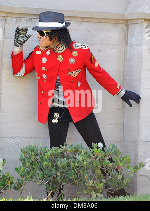 Fans visiter la tombe de Michael Jackson au cimetière de Forest Lawn sur ce qui aurait été son 53e anniversaire, ils ont laissé des dessins de fleurs Banque D'Images