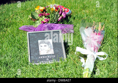 Fans visiter la tombe de Michael Jackson au cimetière de Forest Lawn sur ce qui aurait été son 53e anniversaire, ils ont laissé des dessins de fleurs Banque D'Images