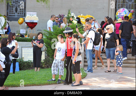 Fans visiter la tombe de Michael Jackson au cimetière de Forest Lawn sur ce qui aurait été son 53e anniversaire, ils ont laissé des dessins de fleurs Banque D'Images