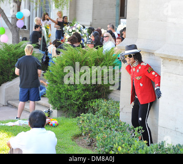 Fans visiter la tombe de Michael Jackson au cimetière de Forest Lawn sur ce qui aurait été son 53e anniversaire, ils ont laissé des dessins de fleurs Banque D'Images