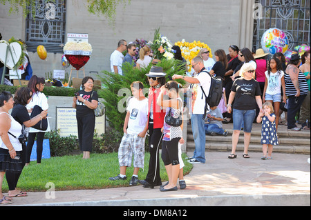 Fans visiter la tombe de Michael Jackson au cimetière de Forest Lawn sur ce qui aurait été son 53e anniversaire, ils ont laissé des dessins de fleurs Banque D'Images