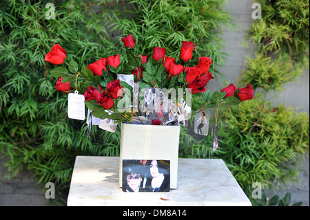 Fans visiter la tombe de Michael Jackson au cimetière de Forest Lawn sur ce qui aurait été son 53e anniversaire, ils ont laissé des dessins de fleurs Banque D'Images