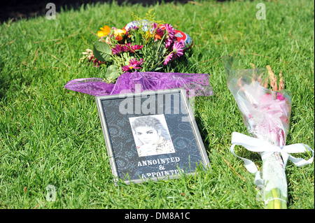 Fans visiter la tombe de Michael Jackson au cimetière de Forest Lawn sur ce qui aurait été son 53e anniversaire, ils ont laissé des dessins de fleurs Banque D'Images