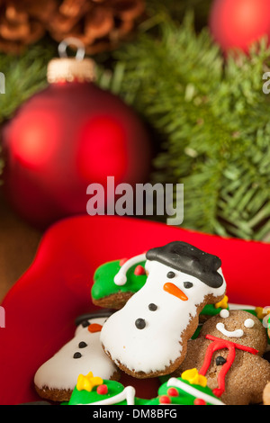 Gingerbread Cookies de Noël glacé traditionnel avec des arbres et des bonhommes de neige Banque D'Images