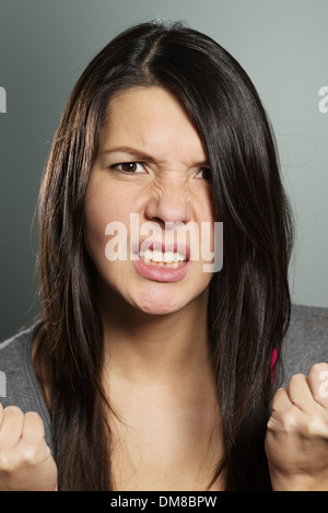 Jeune femme avec une expression horrifiée Banque D'Images