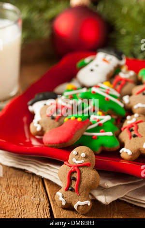 Gingerbread Cookies de Noël glacé traditionnel avec des arbres et des bonhommes de neige Banque D'Images