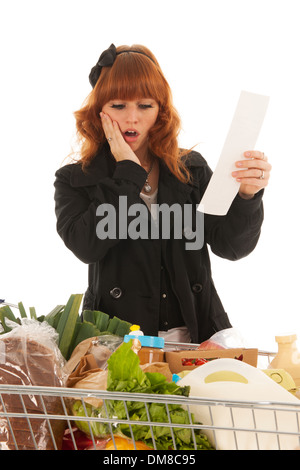 Femme avec panier avec plein de produits laitiers à partir de la réception d'effarouchement isolated over white background Banque D'Images