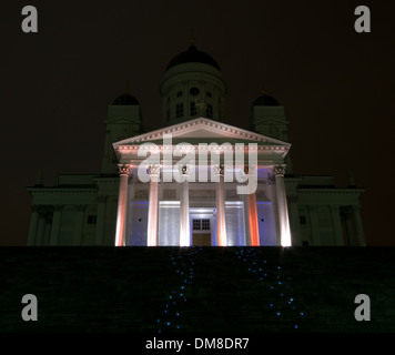 Eglise du dôme lumineux sur la place du Sénat dans le centre de Helsinki, Finlande Banque D'Images