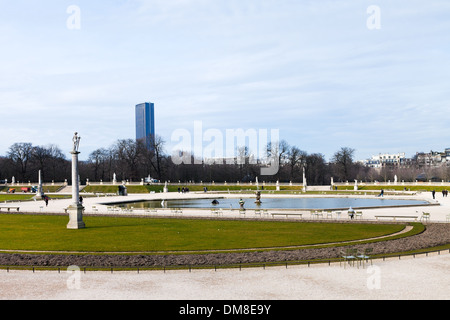 Vue des jardins du Luxembourg et la Tour Montparnasse à Paris Banque D'Images