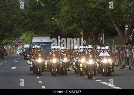 Pretoria, Afrique du Sud. 12 décembre 2013. La formation à venir de Motorcyce Mandela's Coffin. En deuil bordent les rues pour rendre hommage à Nelson Mandela comme son cercueil en conduit à mentir dans la région à l'Union building. Pretoria. L'Afrique du Sud. Credit : Zute Lightfoot/Alamy Live News Banque D'Images