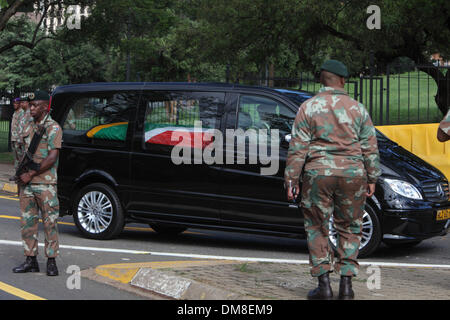 Pretoria, Afrique du Sud. 12 décembre 2013. En deuil bordent les rues pour rendre hommage à Nelson Mandela comme son cercueil en conduit à mentir dans la région à l'Union building. Pretoria. L'Afrique du Sud. Credit : Zute Lightfoot/Alamy Live News Banque D'Images