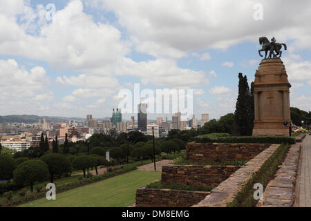 Pretoria, Afrique du Sud. 12 décembre 2013. Des milliers de personnes en deuil pour la file d'heures pour rendre un dernier hommage à Nelson Mandela. Mandela est située dans la région dans un cercueil ouvert à l'Union Buildings à Pretoria, Afrique du Sud Crédit : Zute Lightfoot/Alamy Live News Banque D'Images