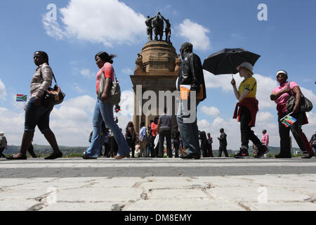 Pretoria, Afrique du Sud. 12 décembre 2013. Des milliers de personnes en deuil pour la file d'heures pour rendre un dernier hommage à Nelson Mandela. Mandela est située dans la région dans un cercueil ouvert à l'Union Buildings à Pretoria, Afrique du Sud Crédit : Zute Lightfoot/Alamy Live News Banque D'Images