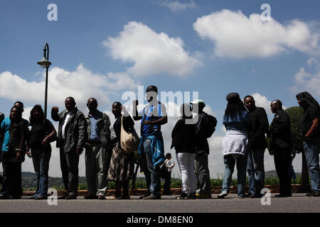 Pretoria, Afrique du Sud. 12 décembre 2013. Des milliers de personnes en deuil pour la file d'heures pour rendre un dernier hommage à Nelson Mandela. Mandela est située dans la région dans un cercueil ouvert à l'Union Buildings à Pretoria, Afrique du Sud Crédit : Zute Lightfoot/Alamy Live News Banque D'Images