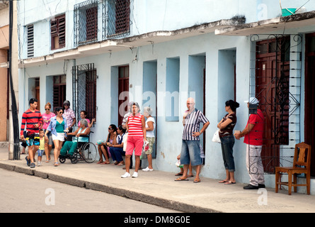 Peuple cubain dans la rue, le centre-ville de Cienfuegos, Cuba, Caraïbes Banque D'Images