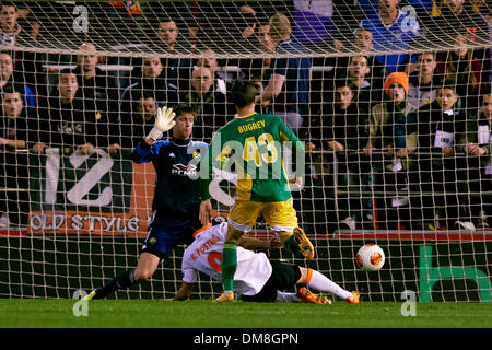 Valence, Espagne. Dec 12, 2013. H.Postiga avant de Valence CF (C), mais est jugé hors-jeu pendant le match de Ligue Europa entre Valence et Kuban Krasnodar au stade Mestalla, Valence : Action Crédit Plus Sport/Alamy Live News Banque D'Images