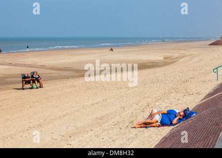 Les gens en train de bronzer sur la plage, Dunkerque, Dunkirque, France Banque D'Images