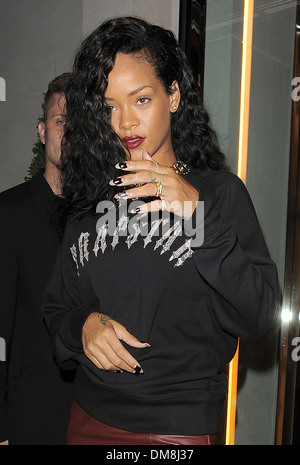 Rihanna quittant son hôtel et la position de Nozomi restaurant pour un dîner très tard Londres Angleterre - 31.08.12 Où : Londres Banque D'Images