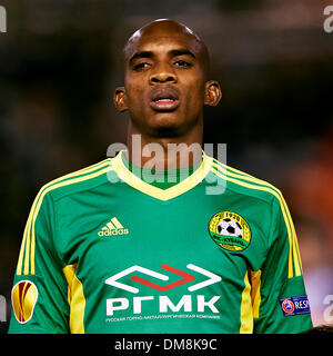 Valence, Espagne. Dec 12, 2013. Terrain Cherles kabore du FC Kuban Krasnodar regarde sur avant le match de Ligue Europa entre Valence et Kuban Krasnodar au stade Mestalla, Valence : Action Crédit Plus Sport/Alamy Live News Banque D'Images