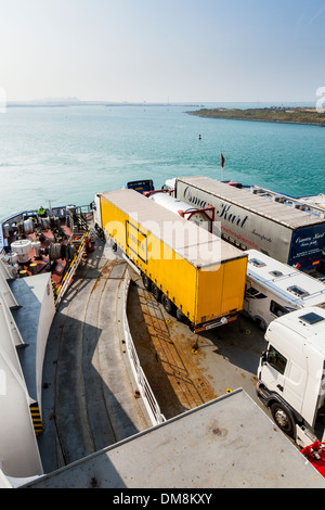 Les frais de transport et d'autres véhicules à bord d'un ferry transmanche de Dunkerque, France Banque D'Images