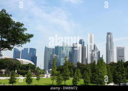 Vue sur War Memorial Park et dans le centre-ville de Singapour. Les immeubles de grande hauteur du quartier financier sont visibles. Banque D'Images