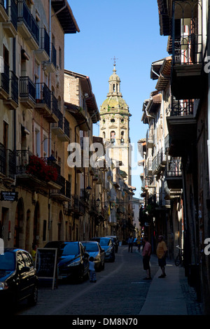 Tour de l'église de Santiago el Mayor à Puente La Reina une ville basque sur le Chemin de Saint-Jacques de Compostelle pèlerinage, Navarra, Espagne. Banque D'Images