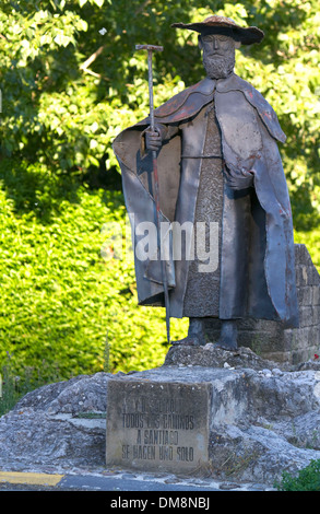 Une statue de saint Jacques le long du chemin de Saint-Jacques de Compostelle, Navarra, Espagne. Banque D'Images