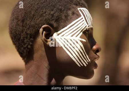 Une adolescente avec Massaï visage peint après le "emorata' cérémonie, qui est la circoncision et droit de passage pour devenir membre du guerrier ou 'moran' classe dans la zone de conservation de Ngorongoro Tanzanie Afrique de l'Est Banque D'Images