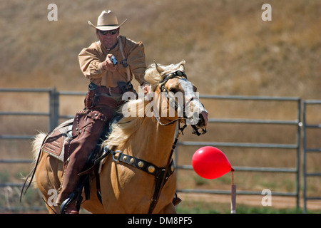 Cowboy sur cheval, monté d'une compétition de tir, fin du sentier du Jubilé de l'Ouest sauvage, Edgewood, Nouveau Mexique USA Banque D'Images