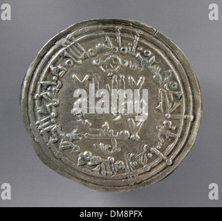 Ce dirham argenté, qui fait partie d'une collection d'art antique et islamique, remonte à l'âge d'or islamique. La pièce comporte des inscriptions arabes complexes et reflète l'art et l'artisanat de l'époque, offrant un aperçu de l'histoire et de l'économie du moyen-Orient. Banque D'Images