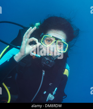 Plongeur femelle donnant le signe OK underwater Banque D'Images